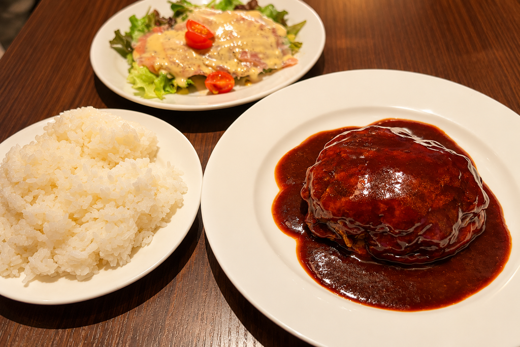 ビストロ石川亭のキャベツ入りハンバーグとライス、ビンチョウマグロのカルパッチョ