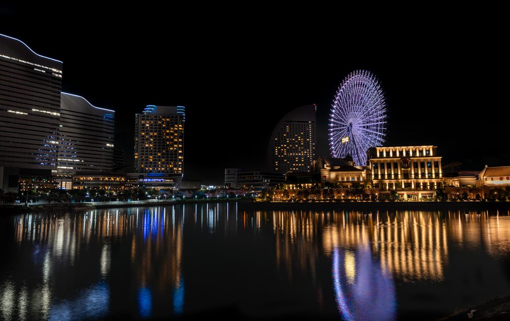 夜の汽車道から見た横浜みなとみらいの景色