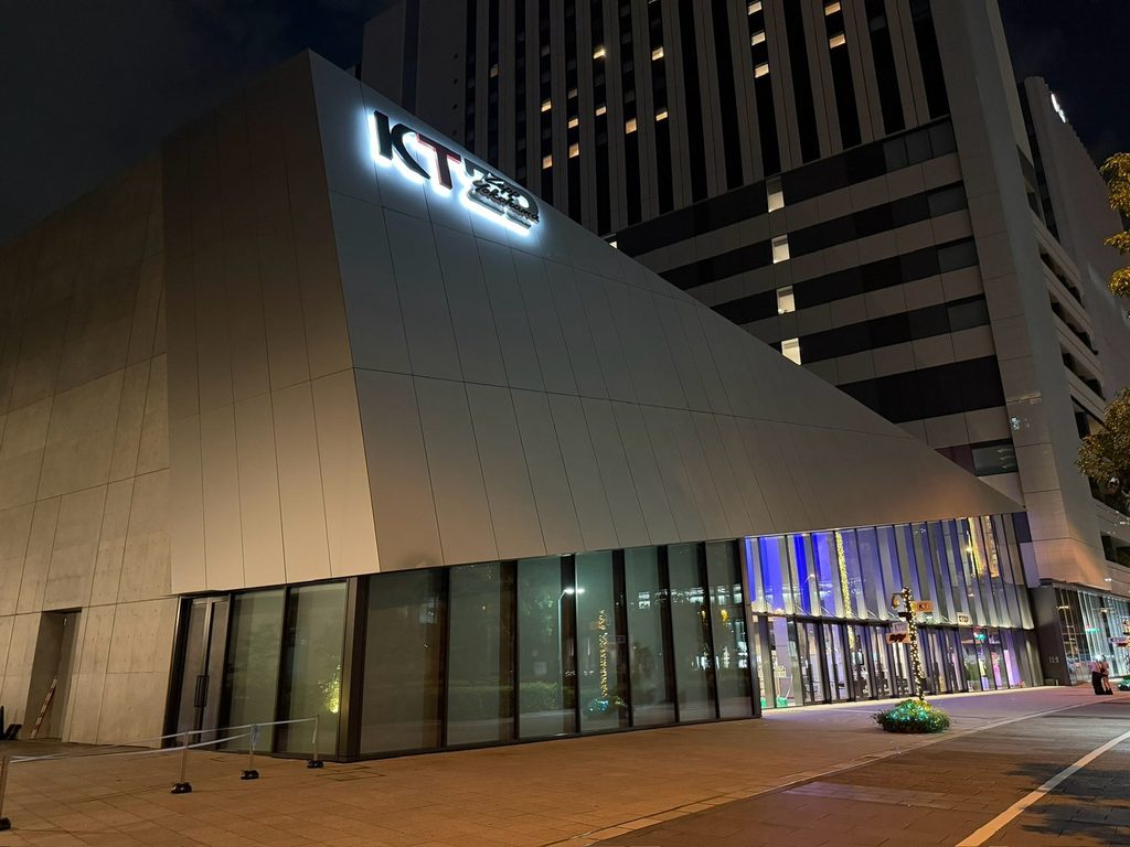 夜に撮影したKT Zepp Yokohamaの会場外観