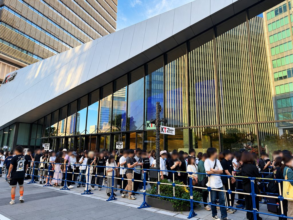 KT Zepp YokohamaでUVERworldライブのグッズ販売に並ぶ列