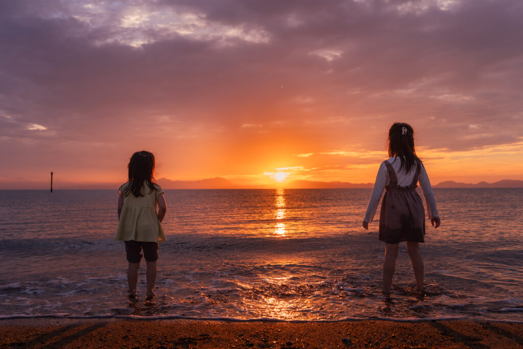 夕陽の中で過ごす子どもの様子